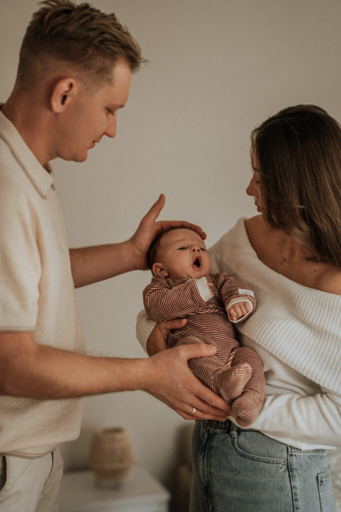Piotr Baj fizjoterapeuta pokazujący jak prawidłowo nosić dziecko