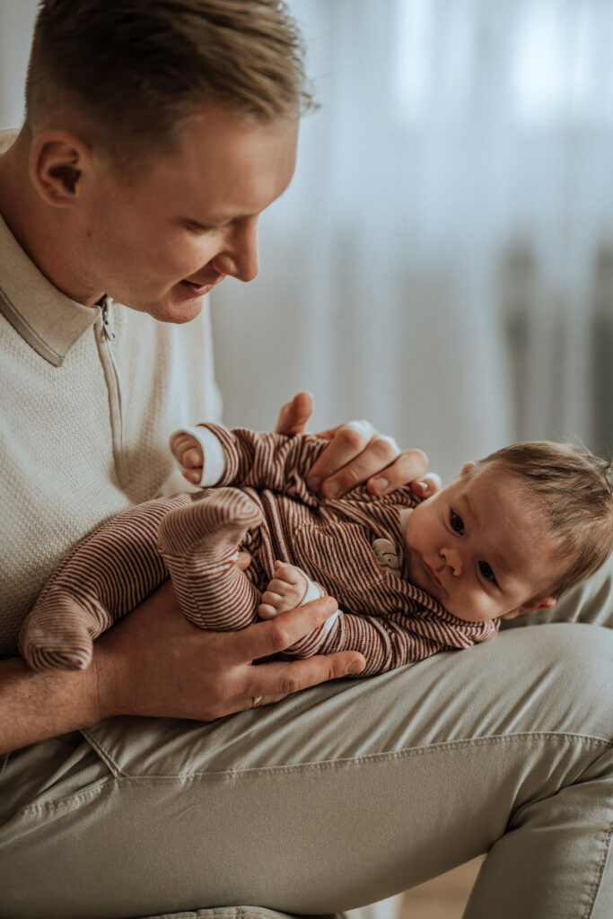 Piotr Baj fizjoterapeuta pokazujący jak prawidłowo zajmować się dzieckiem