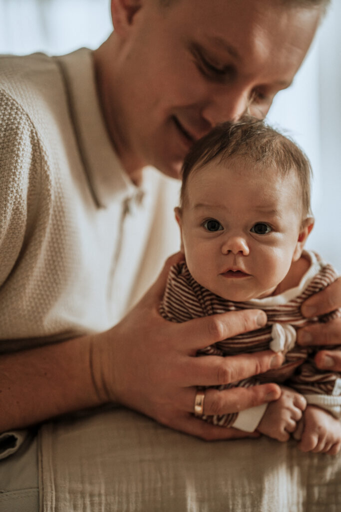 Piotr Baj fizjoterapeuta pokazujący jak prawidłowo usypiać dziecko