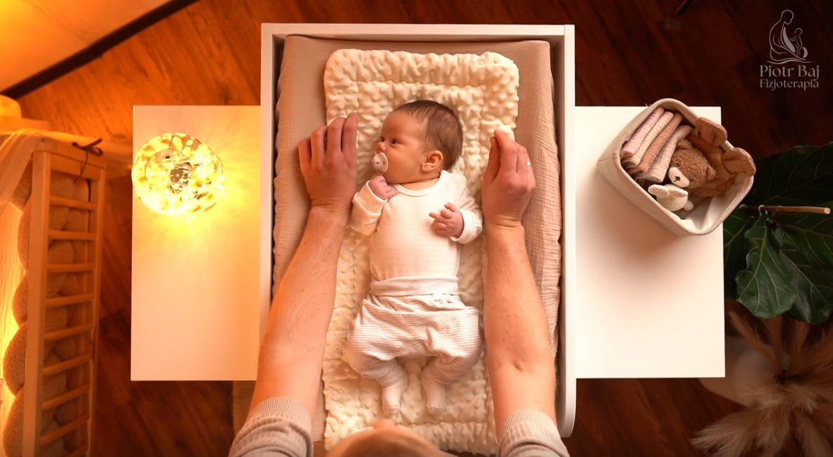 Przenoszenie dziecka - zrzut ekranu z kursu BalansBaby