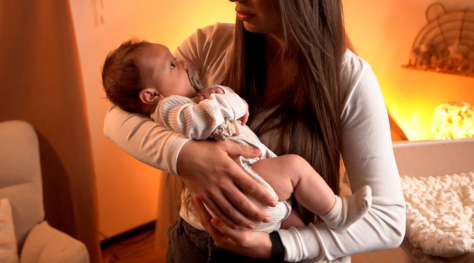 Kobieta usypiająca dziecko na ręce