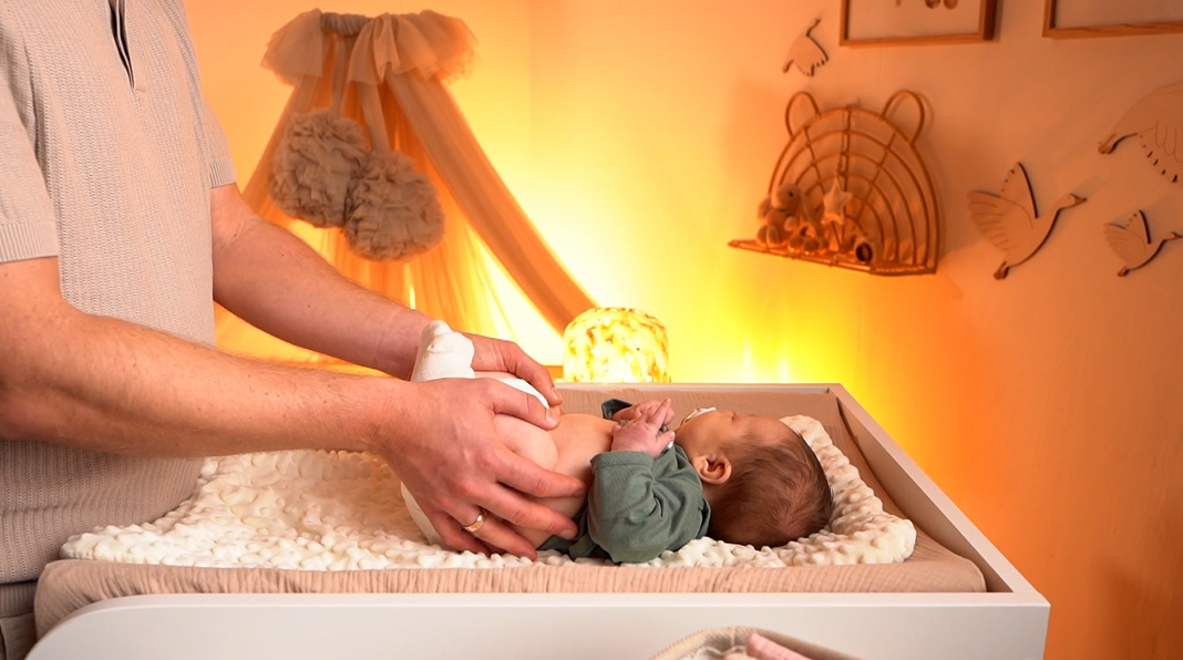Fizjoterapeuta, który trzyma małe dziecko na łóżeczku